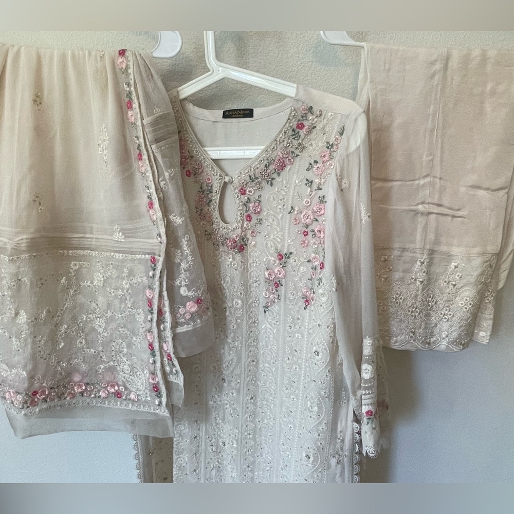 Agha noor dresss